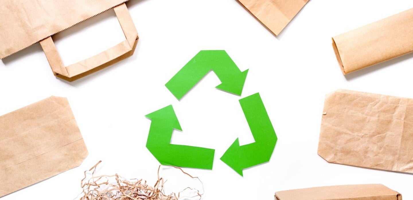 Symbol recyklace a různé papírové obaly