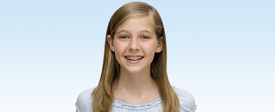 Úsměv dívky s rovnátky