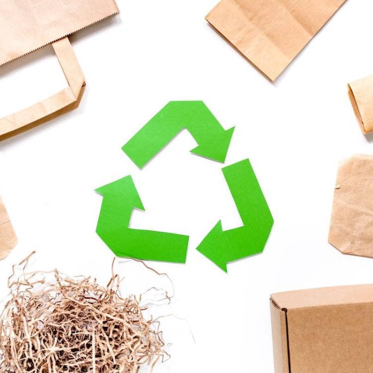 Symbol recyklace a různé papírové obaly