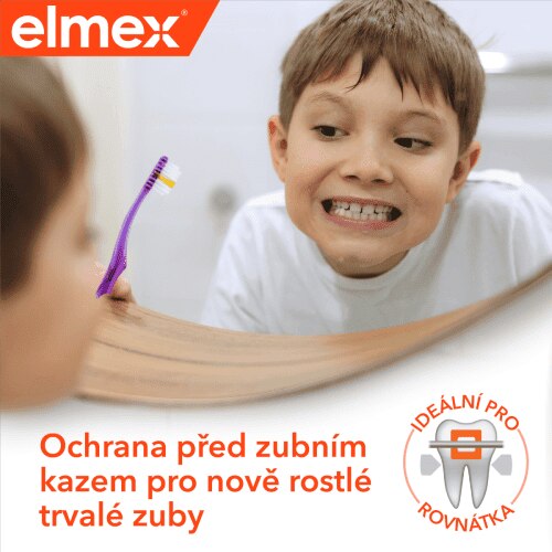 Chlapec čistící si zuby před zrcadlem a popisem- ochrana před zubním kazem pro nově rostlé trvalé zuby . Ideální pro rovnátka