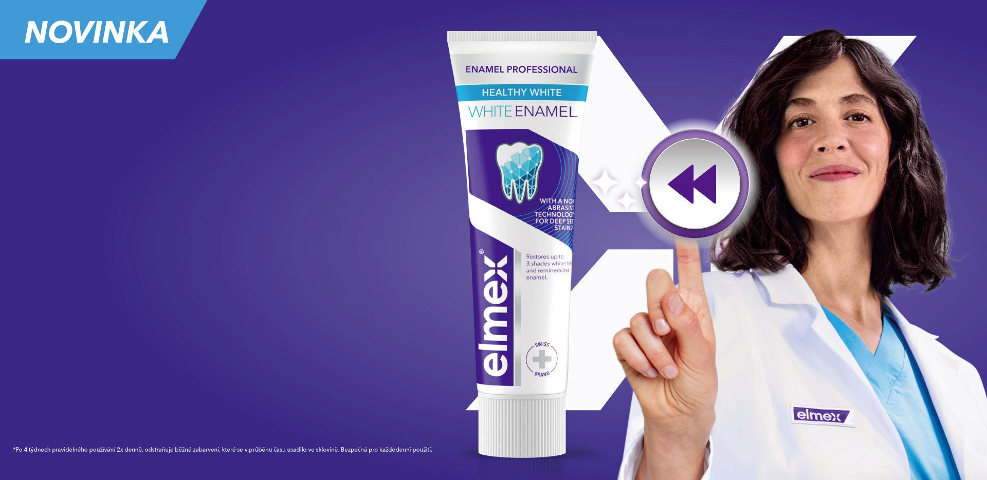 Usmívající se lékařka ukazující na nový produkt