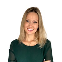 Uśmiechnięta kobieta prezentująca zdrowe zęby