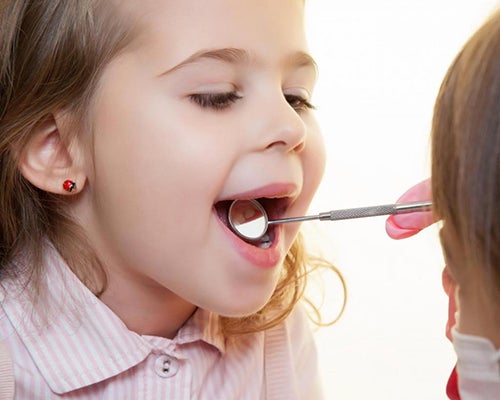 Dívka během zubního vyšetření