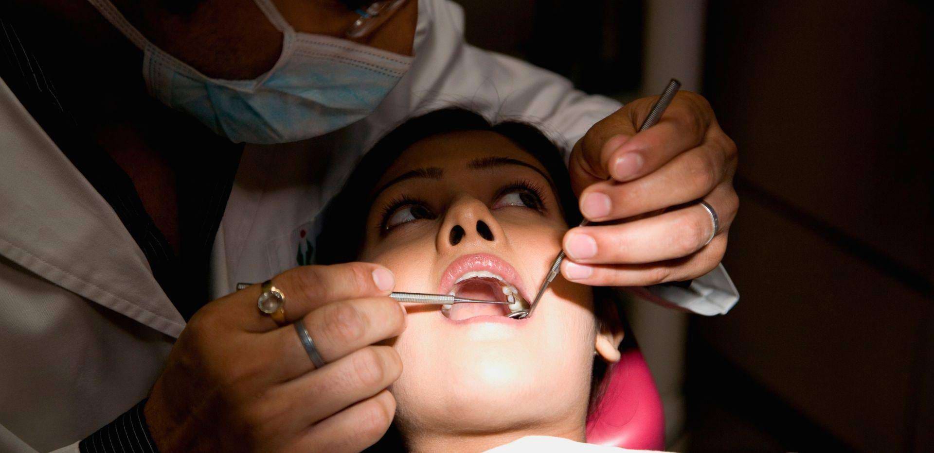 Pacientka podstupující dentální ošetření u zubaře.
