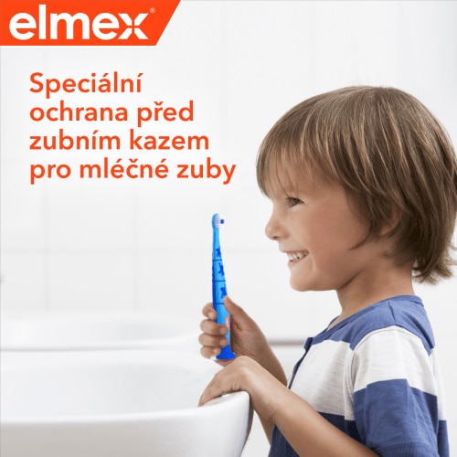 Chlapeček čisticí si zuby před umyvadlem s popisem: Speciální ochrana před zubním kazem pro mléčné zuby