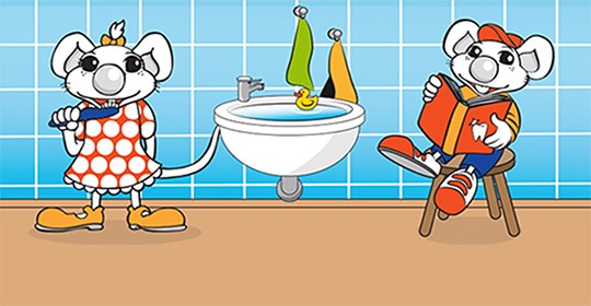 Dvě kreslené myši v koupelně pečují o ústní hygienu.